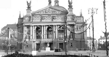 Святкові гірлянди на алеї біля Оперного театру. Фото 1920-х рр.