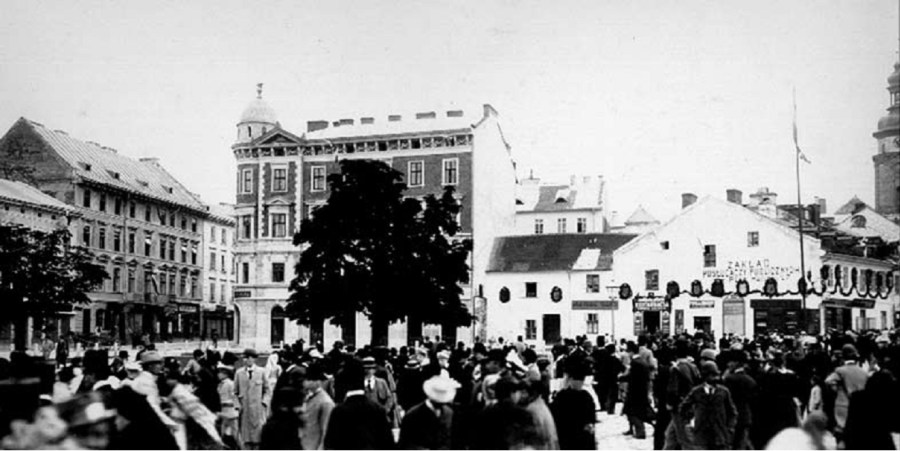 Увінчана святковими гірляндами Бойківська кам’яниця на площі Галицькій. Фото 1894 року