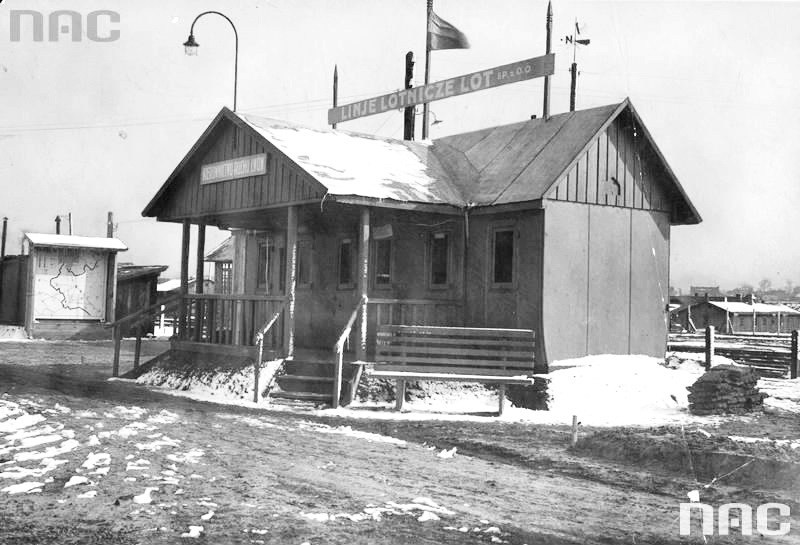 Будівля адміністрації Левандівського летовища. Фото 1929 року