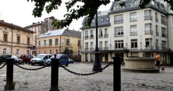 До площі Старий Ринок від Ратуші йти якихось п'ять хвилин.