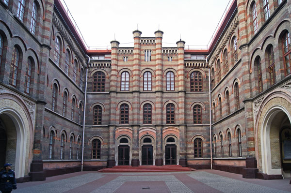 Зсередини подвір'я