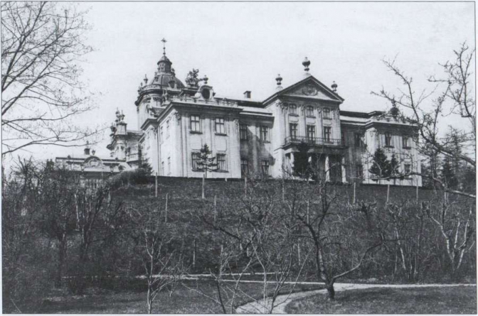 На фото Святоюрський сад 1912 року (news.ugcc.ua)