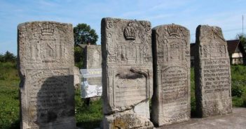 На єврейському кіркуті (цвинтарі) у Белзі поховані цадики – хасидські святі.