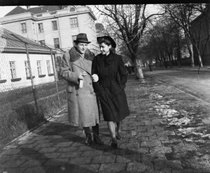 На старих фото рідко можна побачити закохану пару, котра обіймається чи цілується, оскільки це було поза нормами тодішньої моралі. Натомість досить багато світлин, де закохані прогулються разом по вулицях Львова. Фото 30-х рр. XX ст.