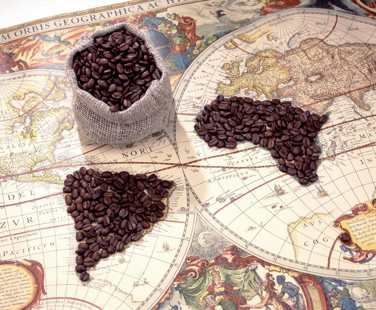 філіжанка кави на карті атласі мапі світу
