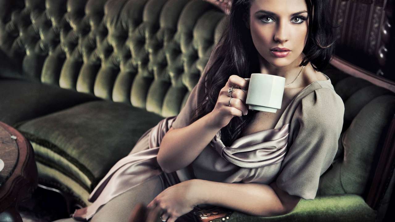 красива жінка з філіжанкою кави