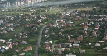 фото Олеся Гірняка Панорама Сокільників з літака. Територія Львова і Сокільників ділиться по вул. Стрийській