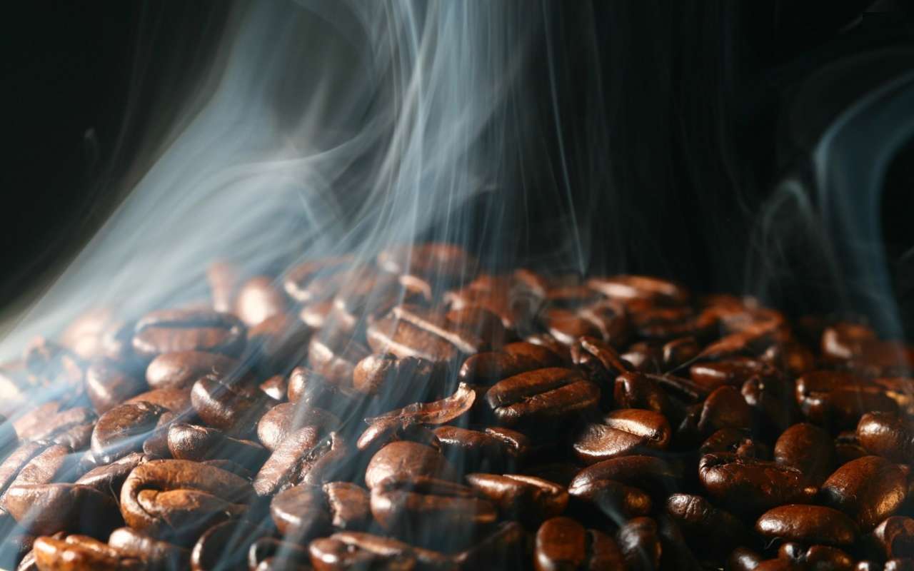 зерна кави парують під час смаження
