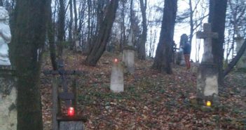 Активісти запалили лампадки на польському цвинтарі у селі Смереківка на Перемишлянщині Львівської області. Фото: Facebook
