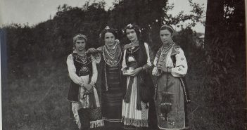 Дівчата в українських святкових вбраннях