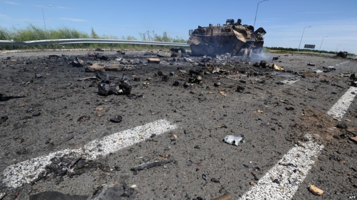 Знищений БТР українських військових поблизу Луганського аеропорту.