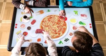 інтерактивний стіл у кафе