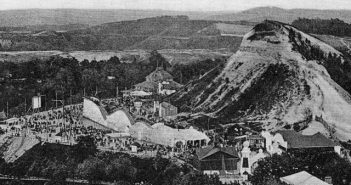 Луна-парк на схилі Піскової гори