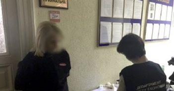 У Львові поліція затримала працівницю ДМС на хабарі за оформлення біометричних паспортів