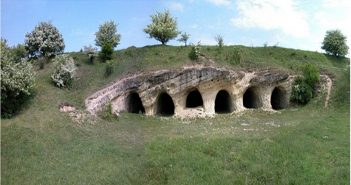 Один із скельних храмів VIII-X ст. © istoria.ko.net.ua
