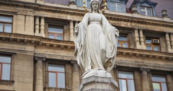 Статуя Матері Божої в центрі міста Львова