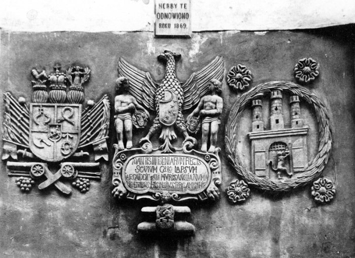 Герби на стіні міського арсеналу у Львові на вулиці Підвальній, фото початку ХХ століття