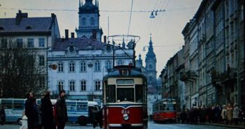 Кадр з фільму «Старики-розбійники» — трамвай Gotha G4-61 на площі Ринок (1970)