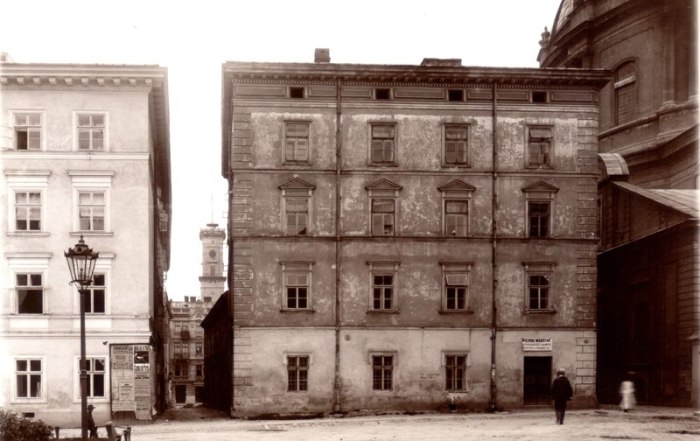Вхід на вулицю Зацерковну, фото середини XIX ст. Будинку біля Домінікани тепер немає, зараз там площа Музейна.Кажуть, що колись це була найвужча вулиця Львова.Вона зникла приблизно в 1914-1918 рр.