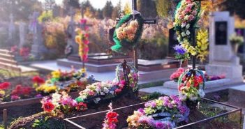 штучні квіти цвинтар