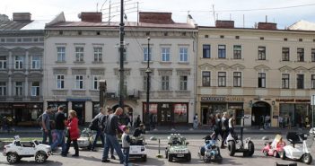 Мерія Львова більше року намагається заборонити прокат дитячих машинок на площі біля Оперного театру