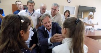 Німецький лікар Клаус Екснер (ц) восьмий раз приїхав до Львова допомагати українським дітям
