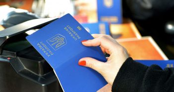 Подорожувати без віз зможуть тільки власники біометричних закордонних паспортів Фото: EPA/DAREK DELMANOWICZ