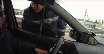 Скріншот з відео, на якому старший інспектор ДПС Віктор Макаришин сперечається з водієм, який вважає, що його зупинили без причини