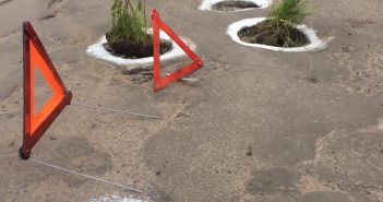 Ями ​на Замартинівській розмалювали білою фарбою