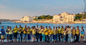 27 жителів Севастополя сфотографувалися у синьо-жовтому одязі до Дня національного прапора України