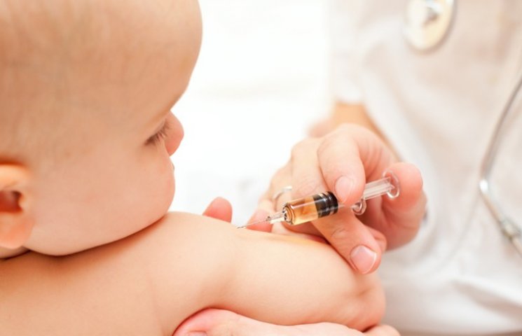 щеплення малюки діти укол шприц щеплення вакцинація інєкція