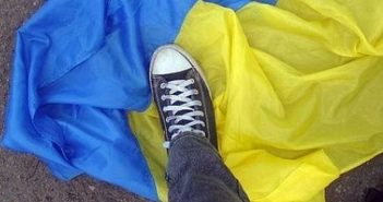 Жителя Івано-Франківська, який витер ноги об державний прапор, суд відправив за ґрати