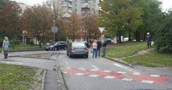 У Львові автомобіль збив жінку з двома дітьми на пішохідному переход