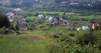 Вид на селище Славське і навколишні гори Фото: УНІАН