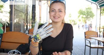 Українка створила рукавичку, яка озвучує мову жестів