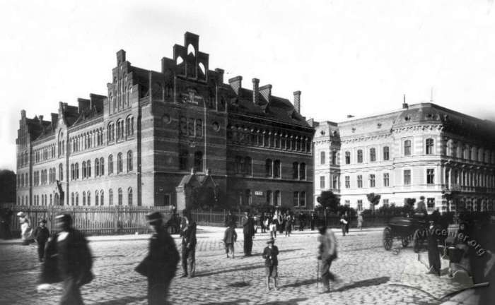 Вид на “червону школу” від вул. Городоцької. Фото поч. XX ст.