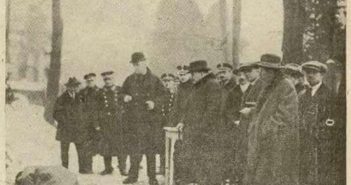 Поліція та судмедексперти на місці загадкового вбивства на території Личаківського цвинтаря. Фото 1925 року