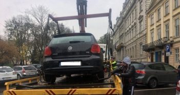 Львівська поліція вперше евакуювала автомобіль, припаркований на місці для людей з інвалідністю евакуатор