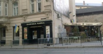 Ресторан розташований у центрі Львова на площі Митній