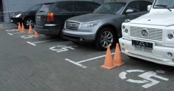 Від сьогодні штрафи за паркування на місцях для людей з інвалідністю збільшаться до 1700 грн