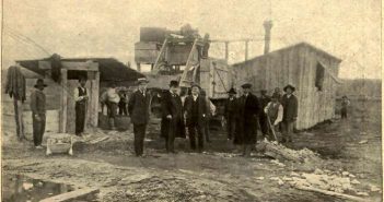 Паровий бетонозмішувач, що використовували при будівництві колектора. Фото 1913 року