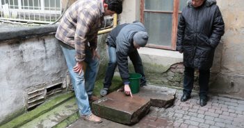 У дворику в центрі Львова знайшли давні єврейські надгробні плити