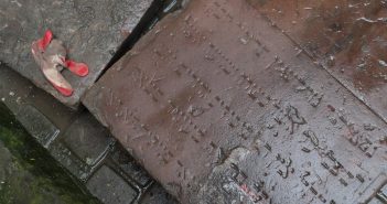У дворику в центрі Львова знайшли давні єврейські надгробні плити