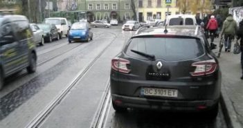 Поліцію зобов'язали надати «Львівелектротрансу» імена водіїв, які паркуються на рейках