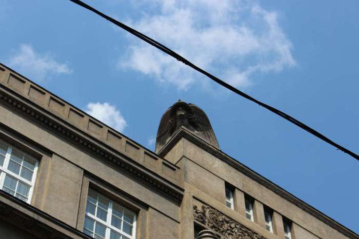 Один з елементів фасаду споруди, погруддя Меркурія у виконанні Курчинського. Фото 2015 року
