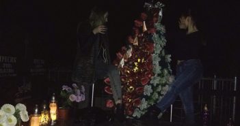 Танці на могилах: на Львівщині 15-річні дівчата влаштували вночі п’яні розваги на цвинтарі (відео)