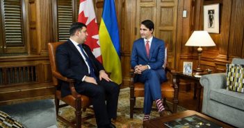 Прем'єр-міністру Канади Джастіну Трюдо подарували шкарпетки із логотипом Львова
