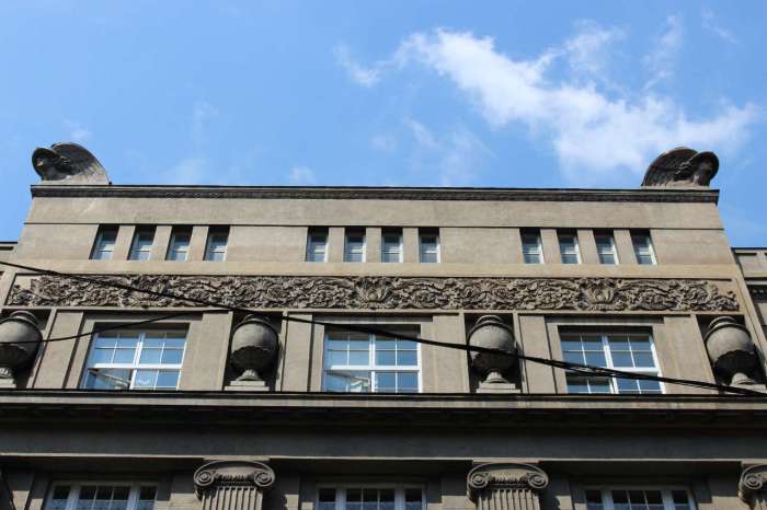 Фрагмент центрального фасаду Кредитового товариства. Фото 2015 року