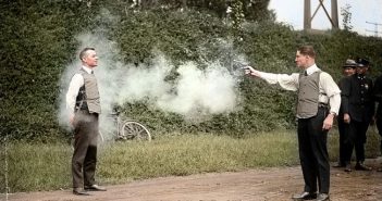 Випробування куленепробивного жилета, 1923