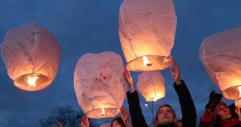 У Львові запустили небесні ліхтарики як символ Небесної Сотні. Фото дня